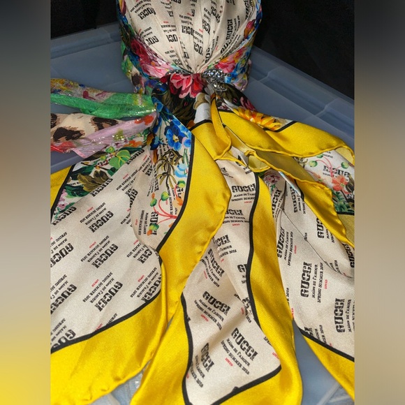 GUCCI INVITE  SIGNATURE SILK YELLOW FLORAL HAT HEAD SCARF W/CRYSTAL BOW RARE - Picture 12 of 14